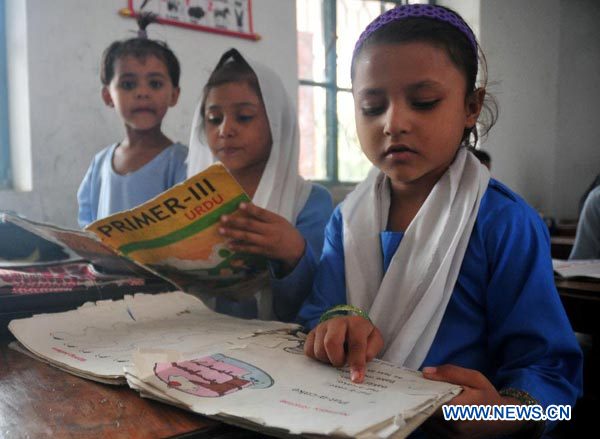 Pakistan 63 bé gái trong tổng số 5,1 triệu trẻ em không được đến trường